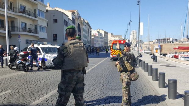 Dos agentes de policía parar el tráfico en el lugar del incidente. Foto: twitter