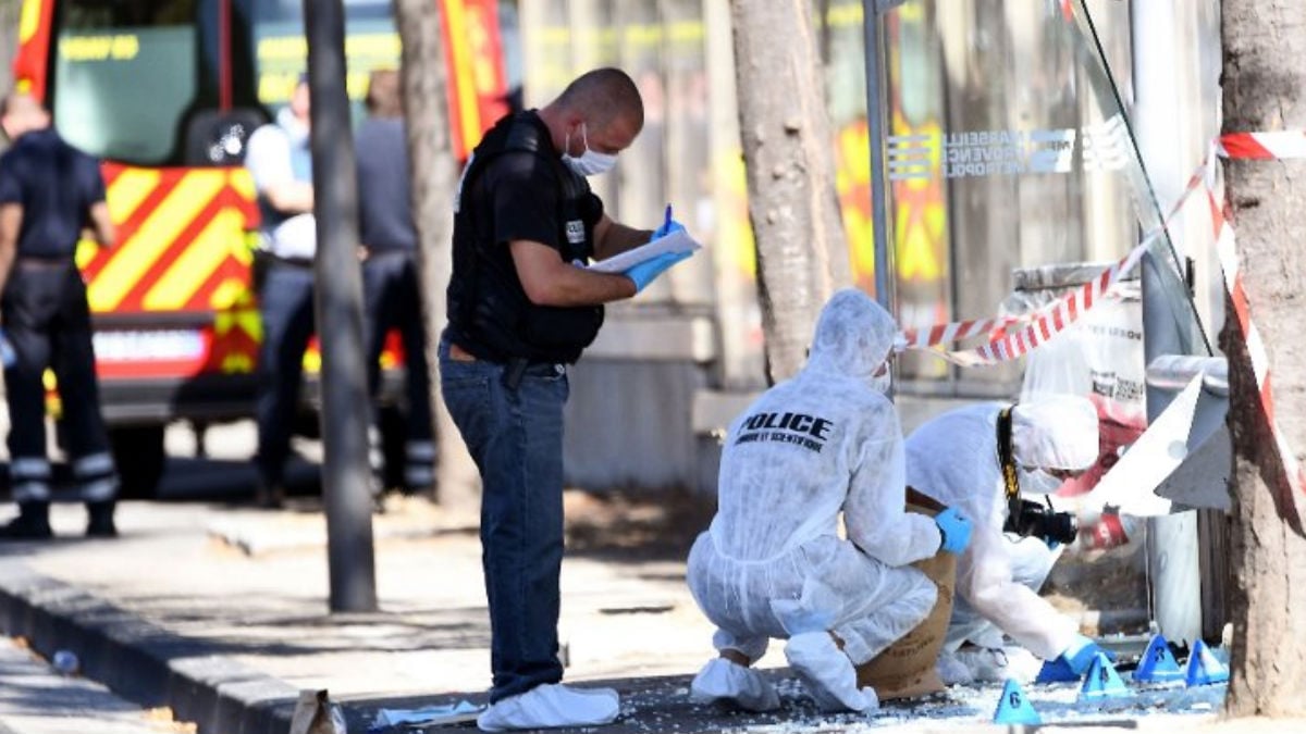 Equipos de la Policía francesa trabajan sobre la zona del incidente en el puerto viejo de MArsella