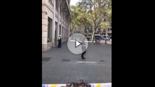 La Policía desaloja Las Ramblas por un aviso de bomba.