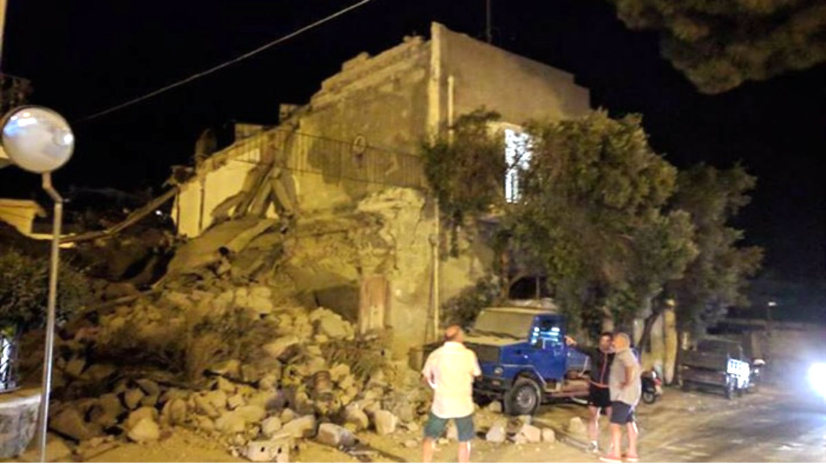 Varios edificios se han derrumbado en la isla de Ischia, frente a Nápoles, tras un terremoto.