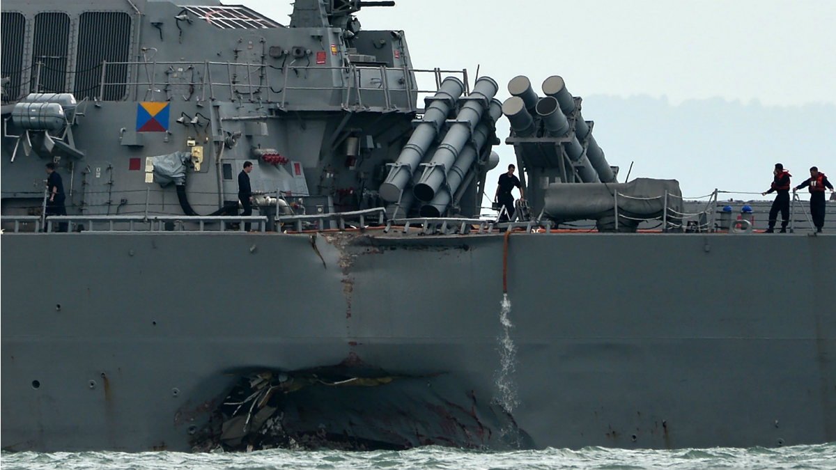 El destructor ‘USS John S McCain’, con un boquete en su casco tras el accidente. (AFP)