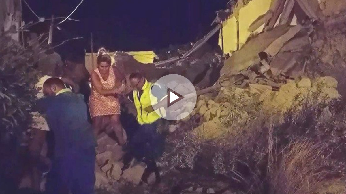 Una mujer sal de entre los escombros provocados por el derrumbe de una casa tras el terremoto que ha golpeado la isla italiana de Ischia. Foto: Twitter