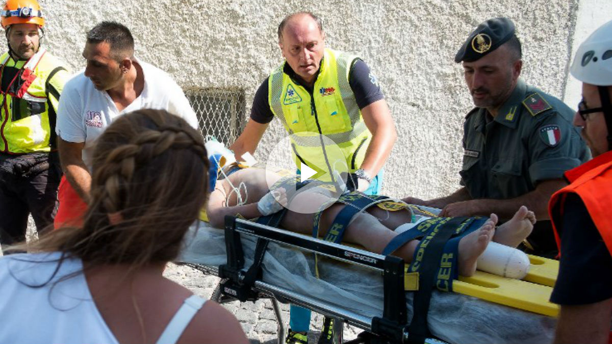 Los equipos de rescate trasladan a uno de los niños rescatados al hospital más cercano. Foto: AFP