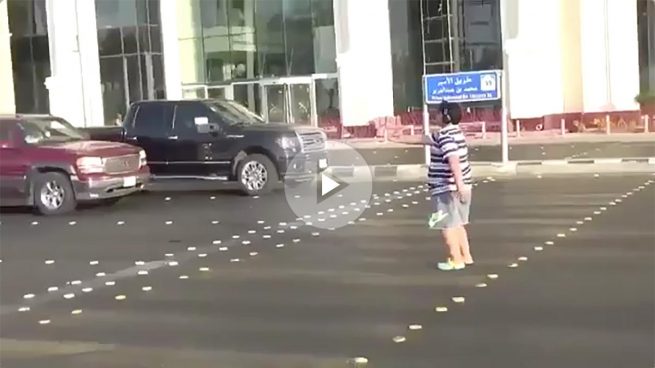 La Policía saudí detiene a un adolescente por bailar la Macarena en la calle