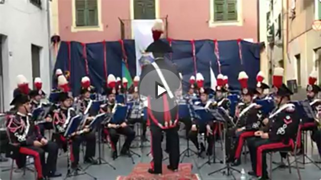 Los carabinieri interpretando el himno de España en homenaje a las víctimas de los atentados perpetrados en Cataluña.