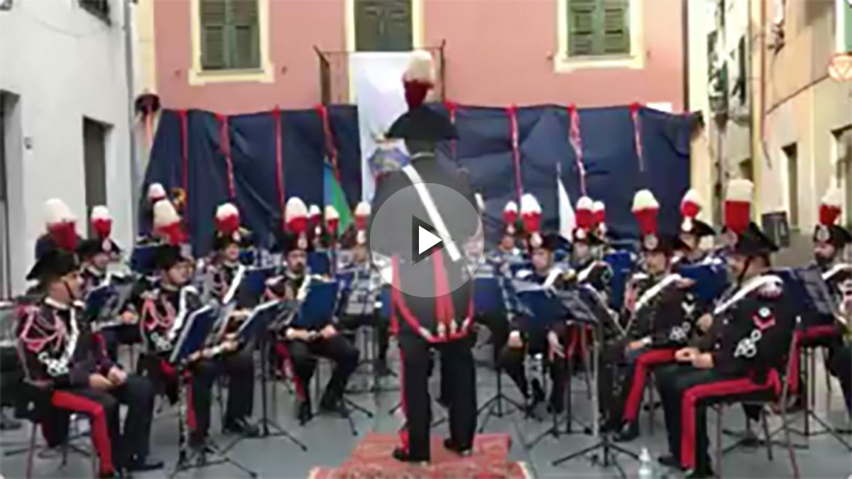 Los carabinieri interpretando el himno de España en homenaje a las víctimas de los atentados perpetrados en Cataluña.