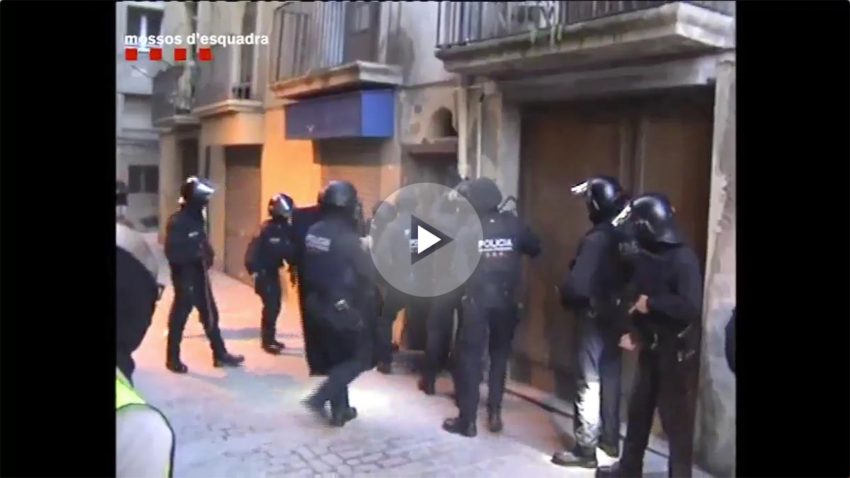 Los Mossos D’Esquadra entrando en uno de los pisos de los detenidos por los atentados de Cataluña. (Foto: Mossos)