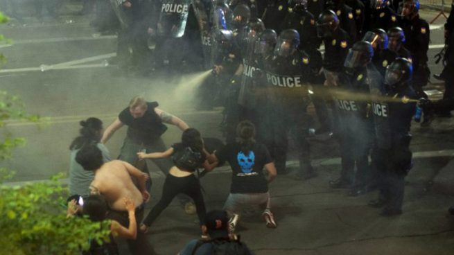 La Policía intenta sofocar unas protestas con gases lacrimógenos tras un mitin del presidente de los EEUU, Donald Trump. Foto: AFP