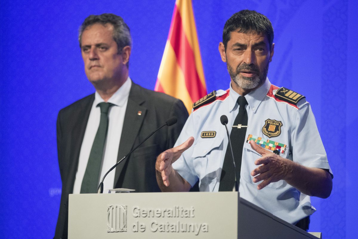 El ex conseller de Interior Joaquim Forn y Josep Lluís Trapero, en una rueda de prensa convocada para informar sobre el atentado de Las Ramblas (Foto: EFE).
