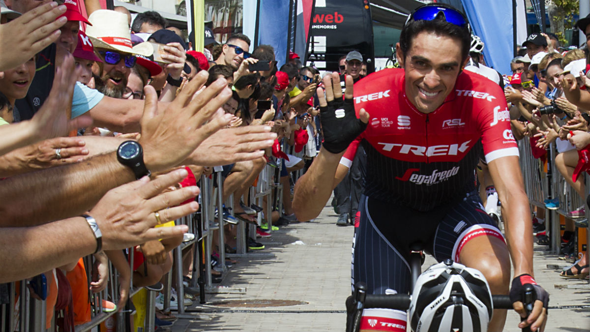 Contador saluda a los aficionados tras una nueva jornada brillante en La Vuelta. (AFP)