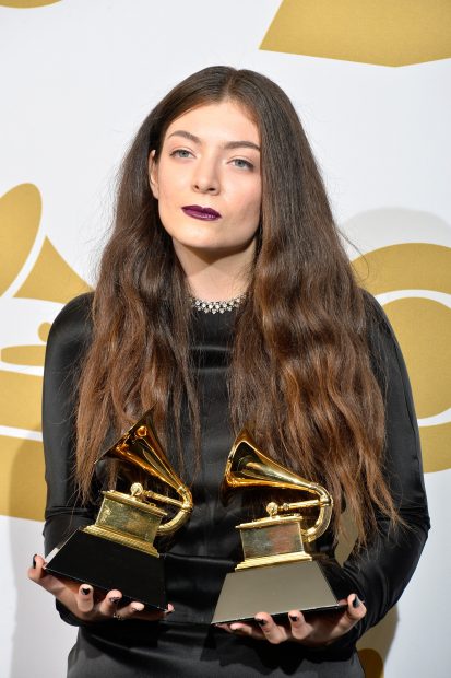 Lorde posa con los dos Grammys que ganó en la gala de 2014, rompiendo dos récords. Foto: Getty