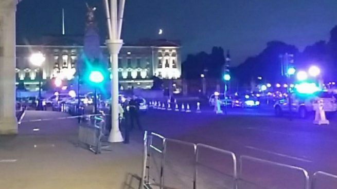 Cordón policial junto a Buckingham Palace (Foto: AFP)