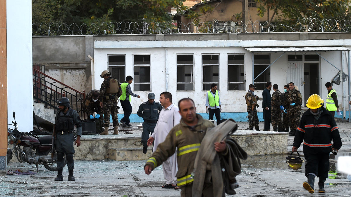 Policías y personal sanitario en el lugar del atentado (Foto: AFP).