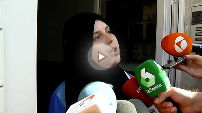 La mujer de Salah El Karib atendiendo a los medios.
