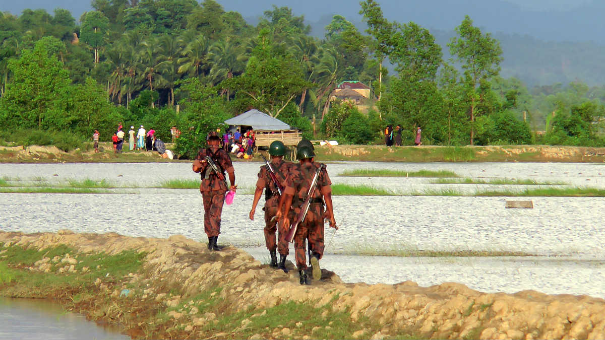Rohingyas en la frontera entre Birmania y Bangladesh, cuyos militares controlan el paso. (AFP)