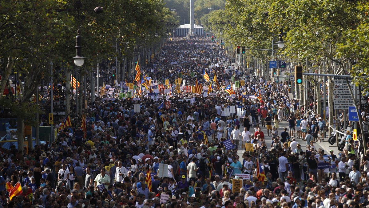 Multitudinaria manifestación en Barcelona contra el terrorismo (Foto: EFE)
