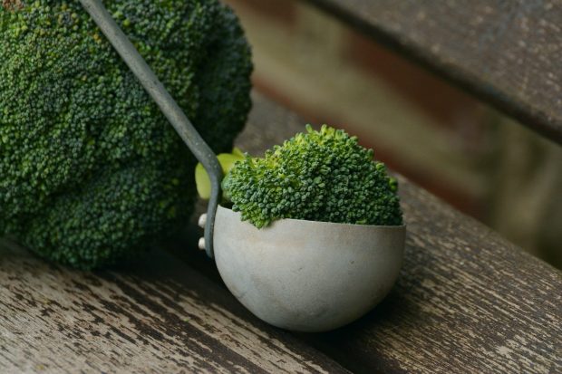 Ensalada de brócoli, receta con mucha fibra y vitaminas lista en 10 minutos