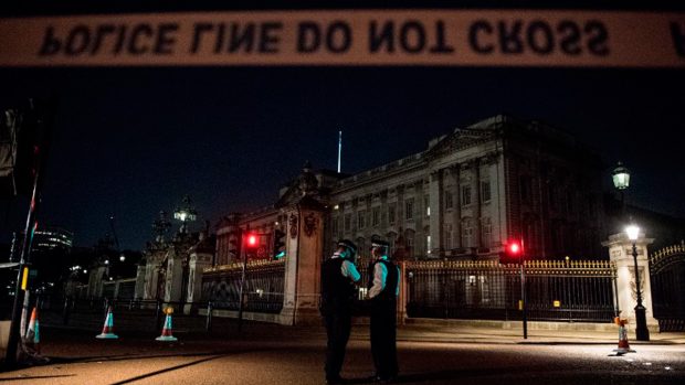 El Palacio de Buckingham acordonado tras el ataque. Foto: AFP