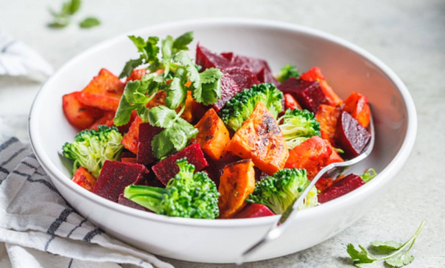 Ensalada de brócoli, receta con mucha fibra y vitaminas lista en 10 minutos