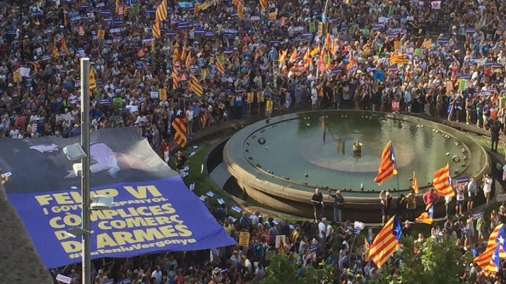 Pancartas contra Felipe VI en la manifestación por las víctimas de los atentados del 17-A.