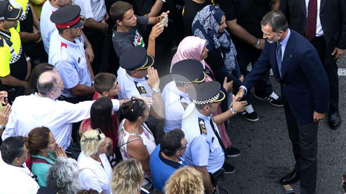 El Rey salud a Mossos y otras personas de la cabecera de la manifestación (Foto: Efe).
