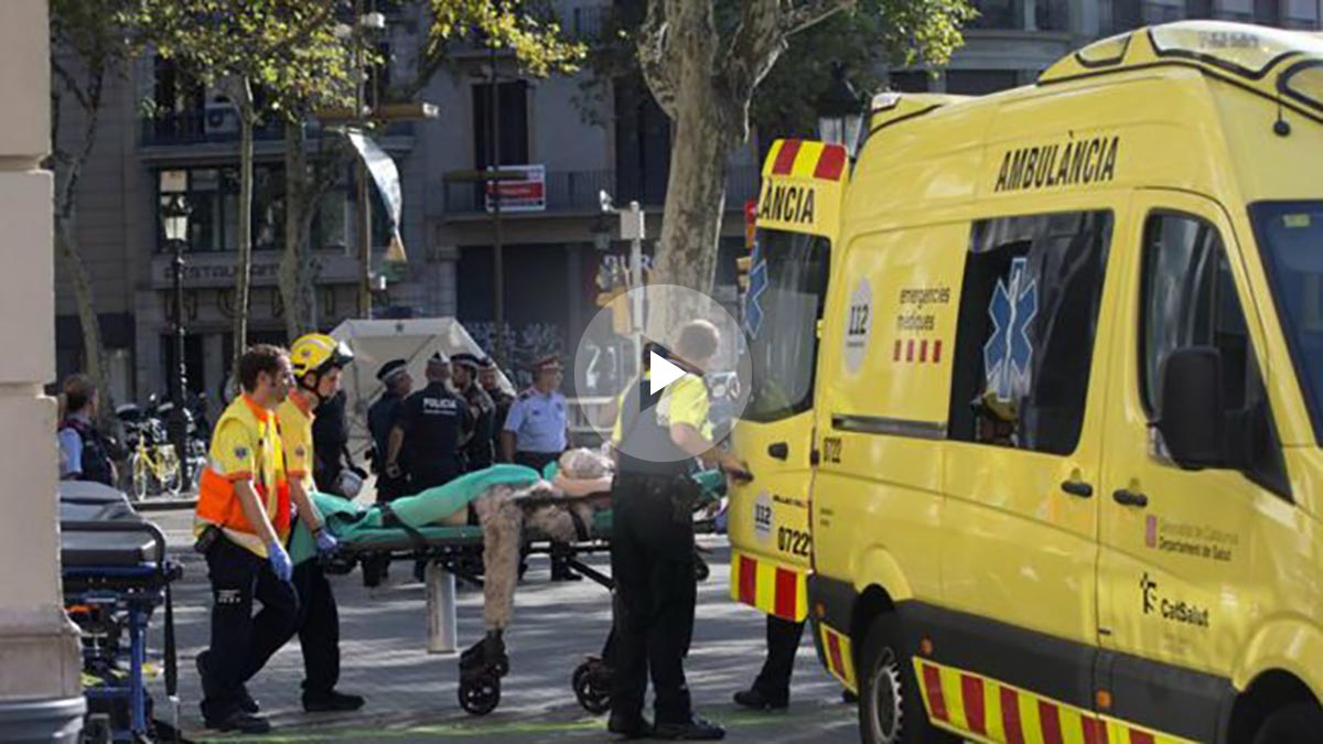 Los servicios de emergencia evacúan a una de las víctimas de Las Ramblas tras el terrible atentado. Foto: EFE