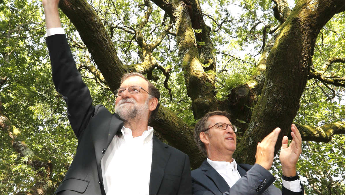 Mariano Rajoy y Alberto Níñez Feijóo en un acto en Galicia (Foto: Efe).