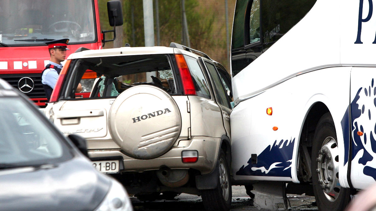 Imagen del todoterreno chocando con el autobús (Foto: Efe).