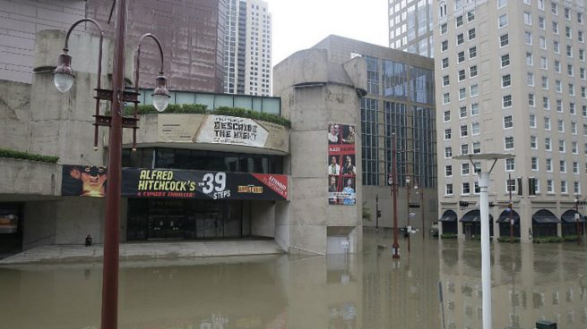 Un teatro de la ciudad de Houston practicamente debajo del agua. Foto: AFP