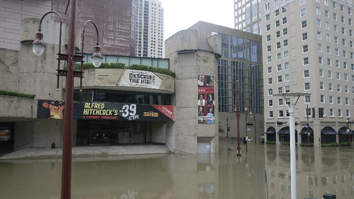 Un teatro de la ciudad de Houston practicamente debajo del agua. Foto: AFP