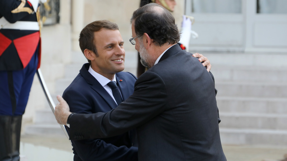 El presidente francés, Emmanuel Macron, y el español, Mariano Rajoy, en el Palacio del Elíseo. (AFP)