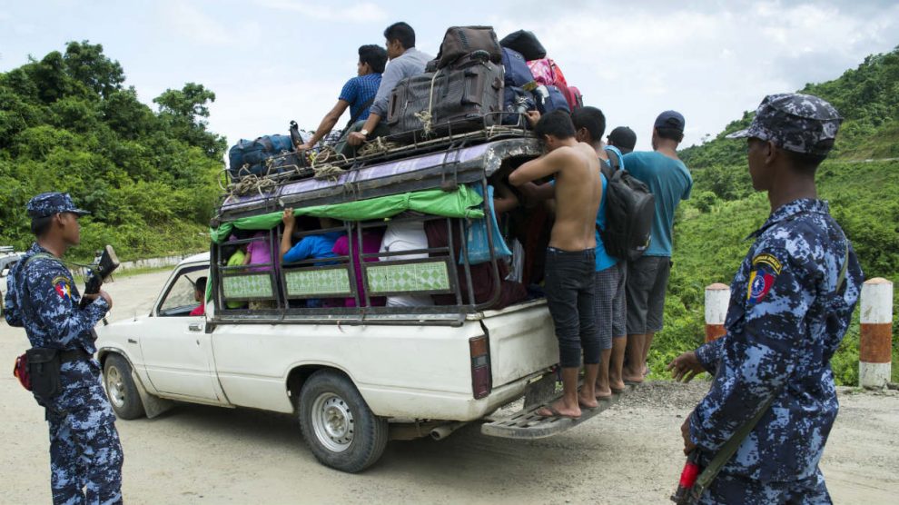 Miles de personas de etnia rohingya huyen de Birmania a Bangladesh. (AFP)