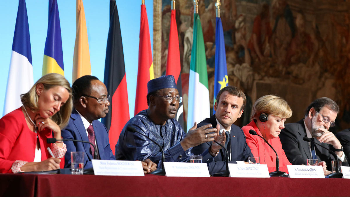 Mogherini (UE), Issoufou (Nigeria), Deby (Chad), Macron (Francia, Merkel (Alemania y Rajoy (España), en la cumbre de París. (AFP)