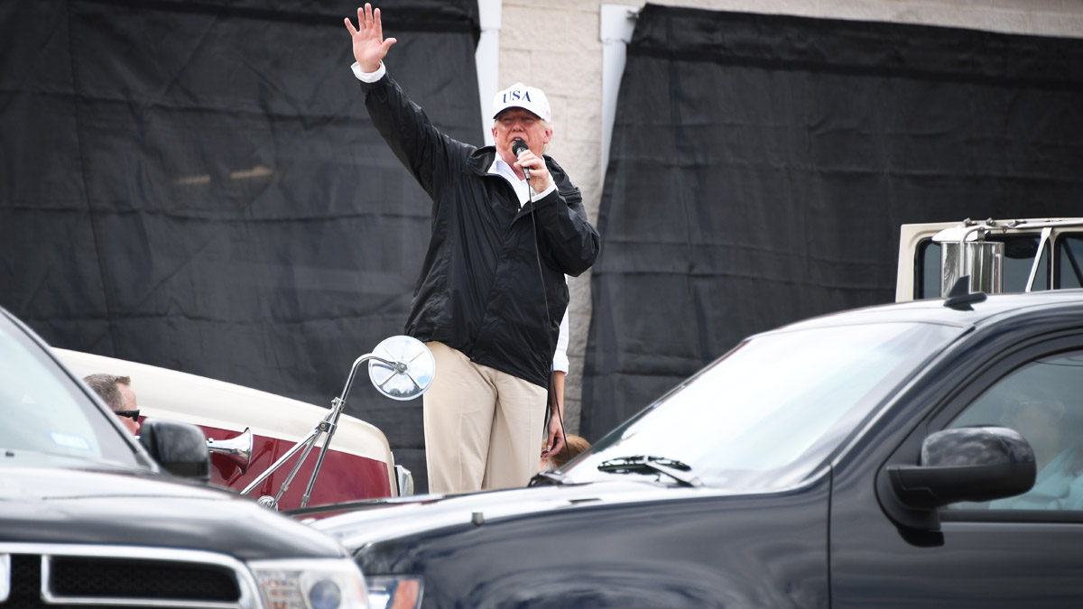 Donald Trump en Houston tras el paso del ‘Harvey’ (Foto: AFP)