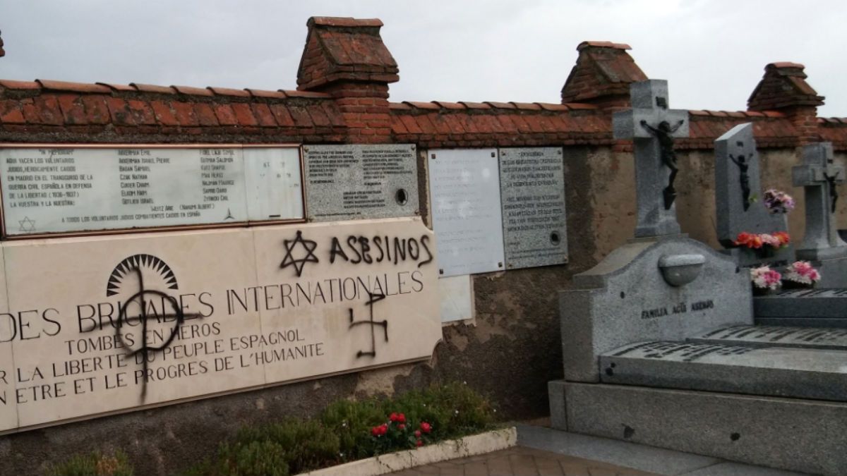Símbolos nazis y pintadas antisemitas en las tumbas de las Brigadas Internacionales del cementerio de Fuencarral (Madrid).