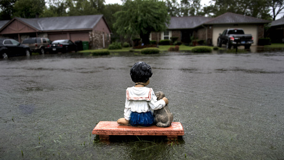 Un adorno flota en una de las calles de Houston anegadas por el huracán Harvey. (AFP)