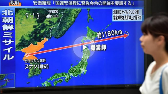 Corea del Norte presume del misil Hwasong-12 que sobrevoló el lunes el cielo de Japón