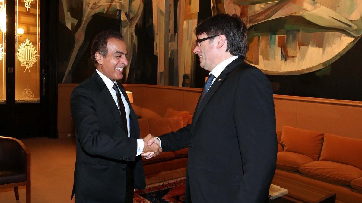 Carles Puigdemont y el embajador de Qatar en España se saludan.