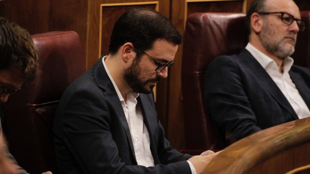 Alberto Garzón mira el móvil durante la comparecencia de Rajoy en el Congreso. (Foto: Francisco Toledo)