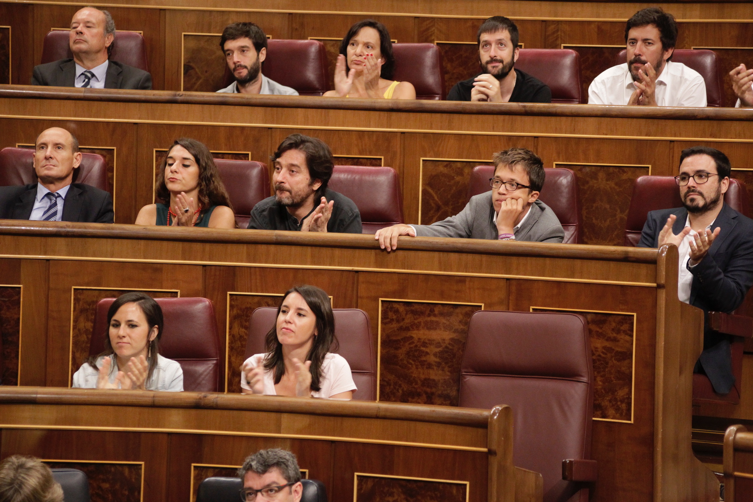 La bancada de Podemos escucha a Pablo Iglesias durante su intervención. (Foto: Francisco Toledo)
