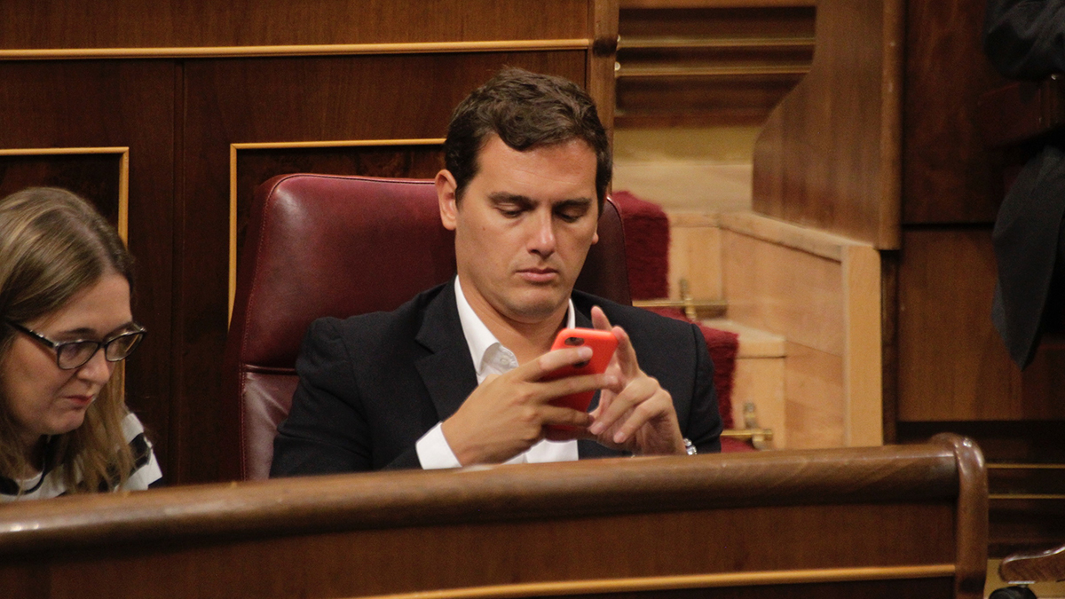 Albert Rivera mira el móvil durante la sesión de hoy. (Foto: Francisco Toledo)
