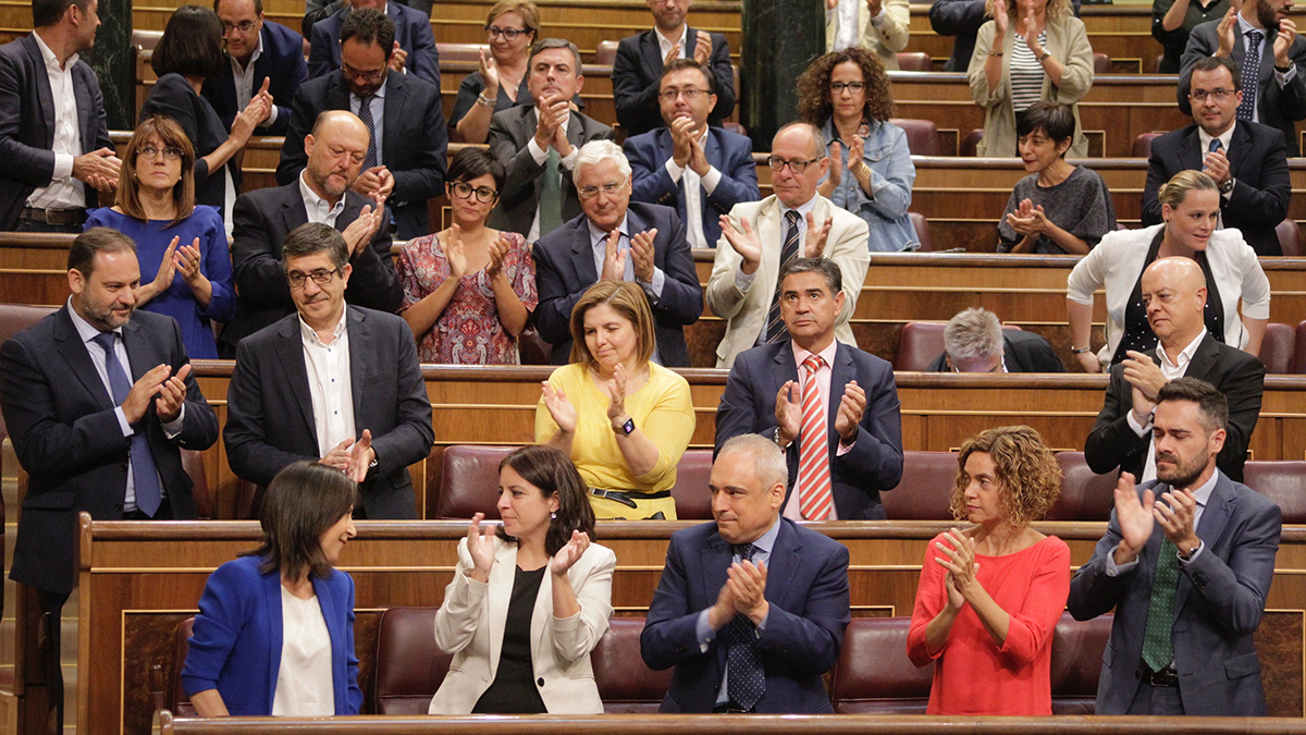 La bancada socialista aplaude a Margarita Robles. (Foto: Francisco Toledo)