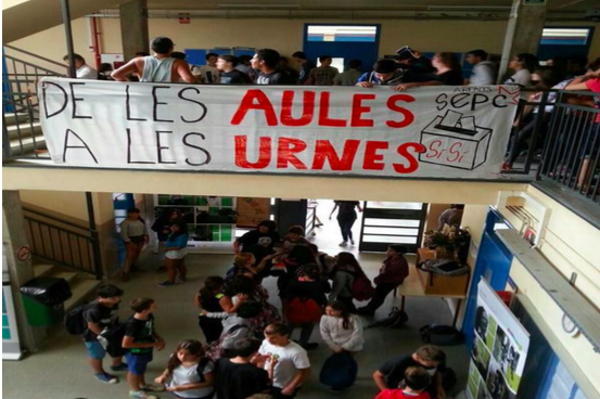 Instituto con carteles a favor de la huelga estudiantil en Cataluña.