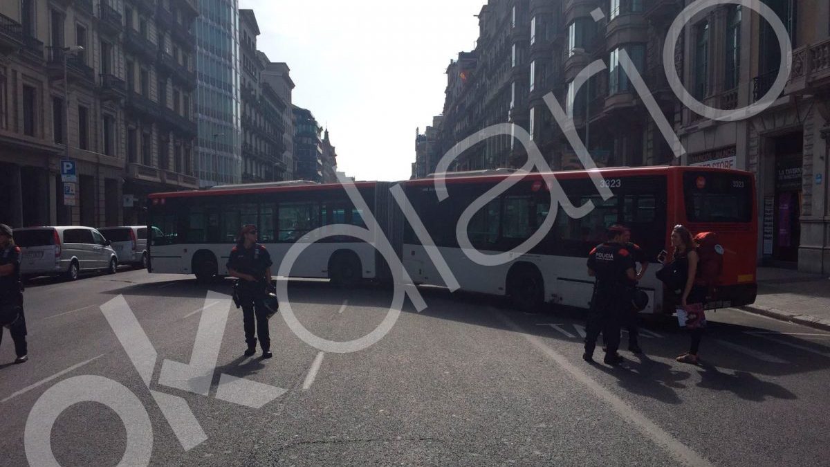 Un autobús bloquea una calle de Barcelona por orden de Colau.