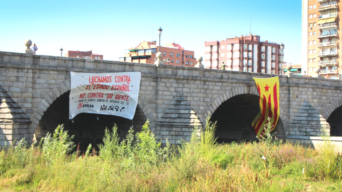 Manuela Carmena tarda un día en retirar la estelada colocada por Arran en el Puente de Segovia (Foto: Efe)