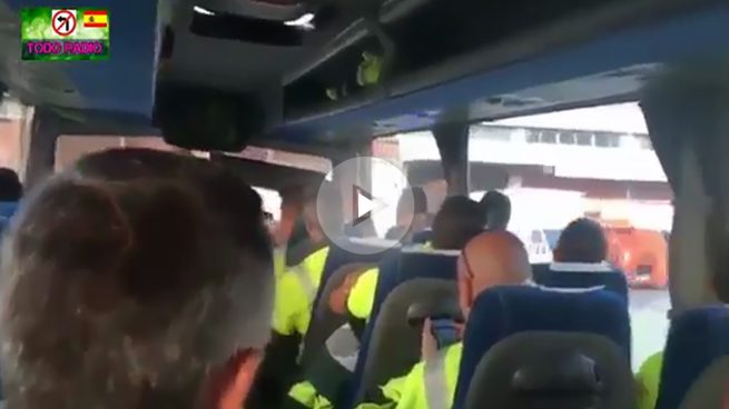 Agentes de la Guardia Civil cantan el ‘Que viva España’ camino de El Prat
