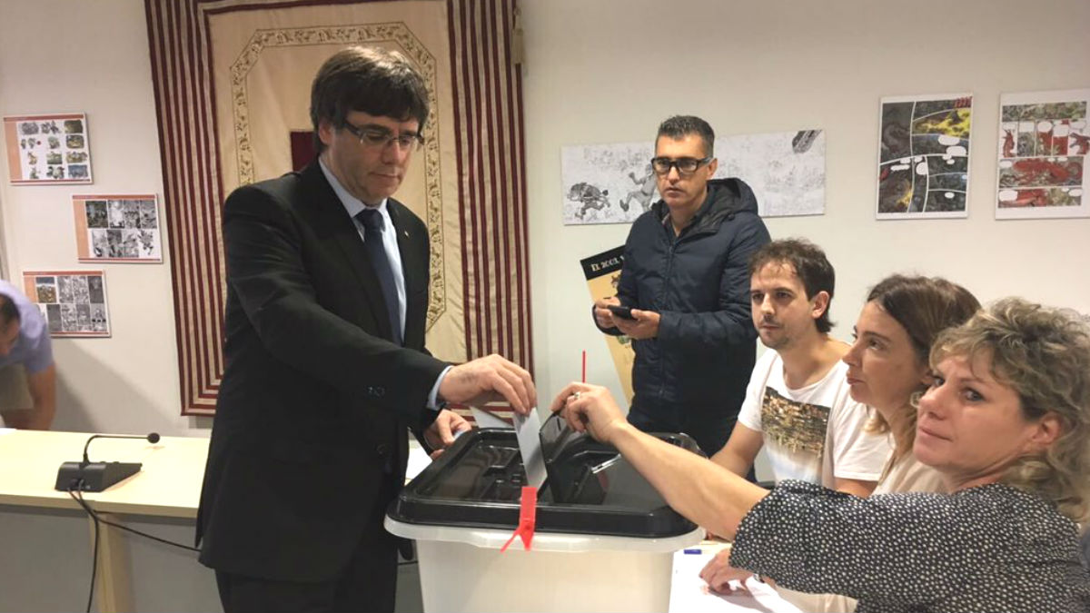 El ex presidente de la Generalitat, Carles Puigdemont, votando en el referéndum ilegal