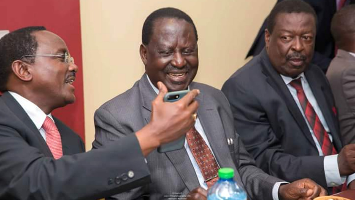 Raila Odinga, líder de la coalición opositora en Kenia, la NASA, mira el móvil de uno de sus colaboradores.