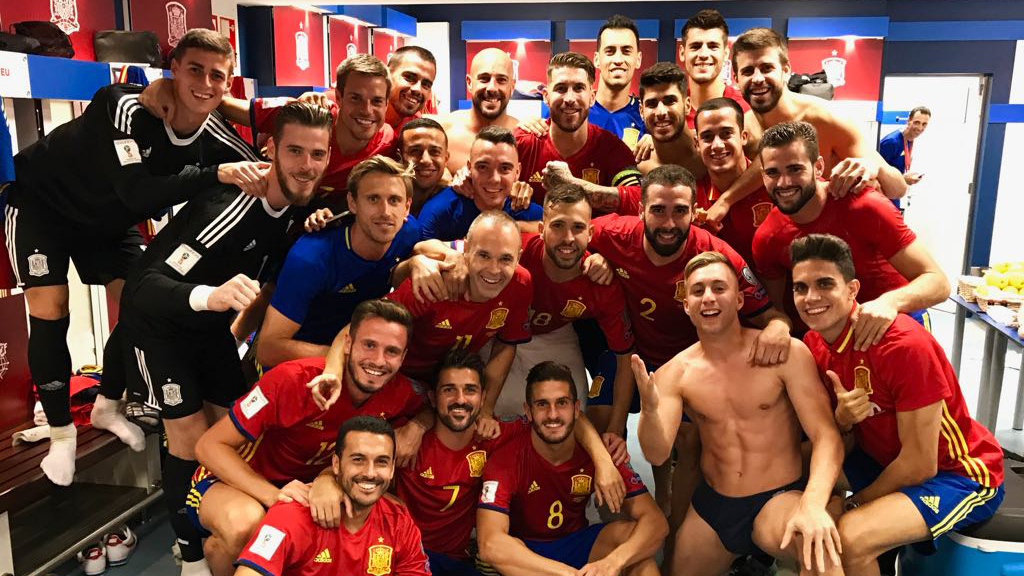 Los jugadores, celebrando la victoria ante Italia.