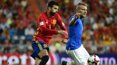 Piqué disputa un balón con Insigne. (AFP)
